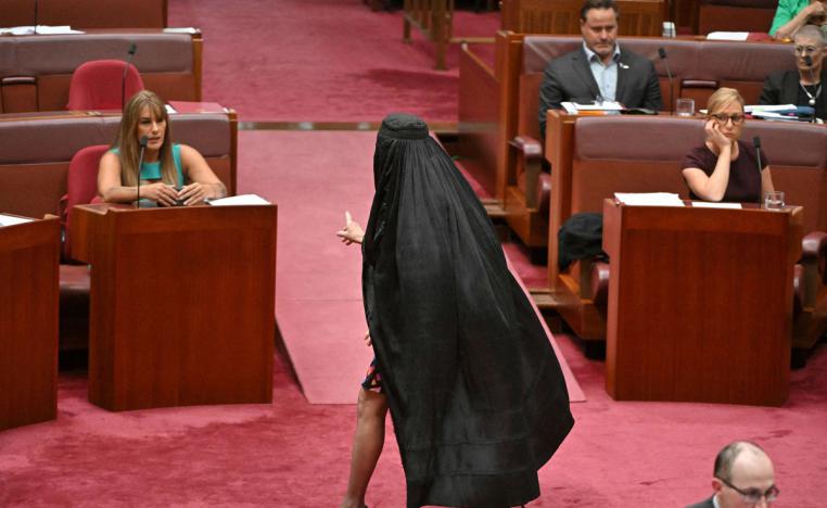 ليست المرة الأولى التي تقدم فيها هانسون على هذا الفعل