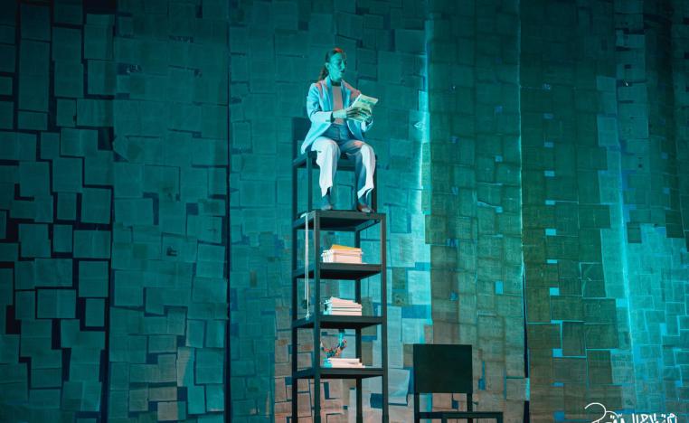 العرض المسرحي 'ريش'