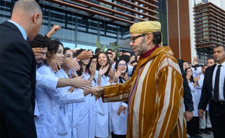 King Mohammed VI shaking hands with the hospital's doctors