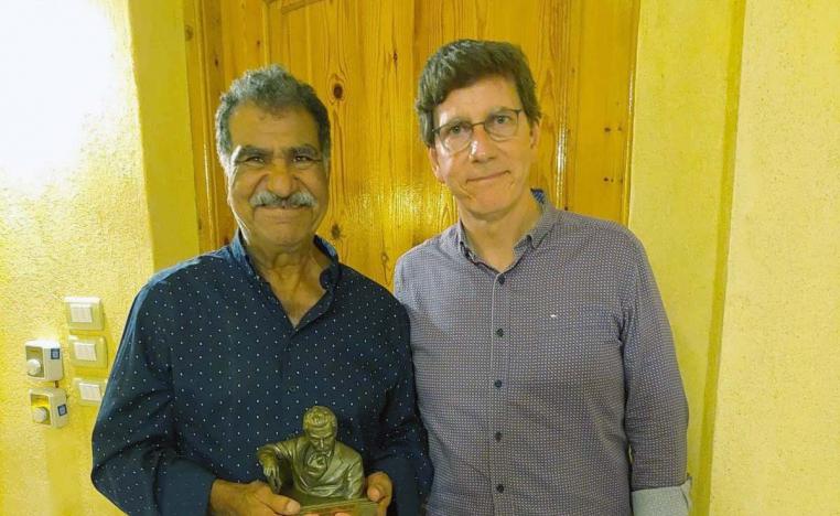 Egyptian artist Mohamed Abla holding his Kahlil Gibran Award