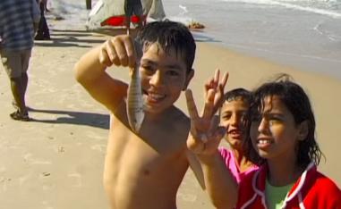 الفيلم يستعرض معالم المدينة متنقلا بين شاطئ البحر