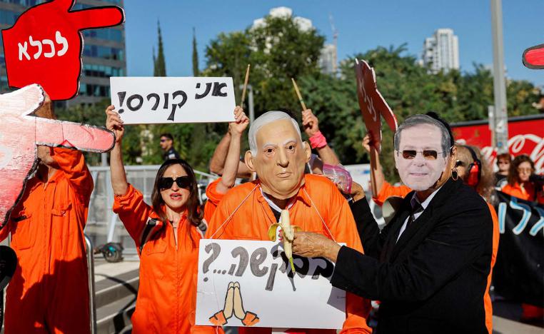 Demonstrators protest Netanyahu's pardon request without admission of guilt