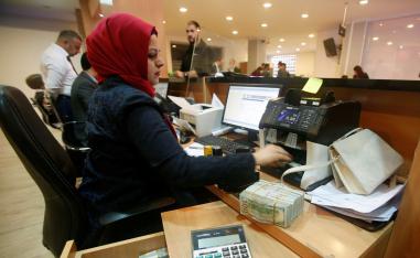 المصارف الحكومة في قلب أزمة شح السيولة 