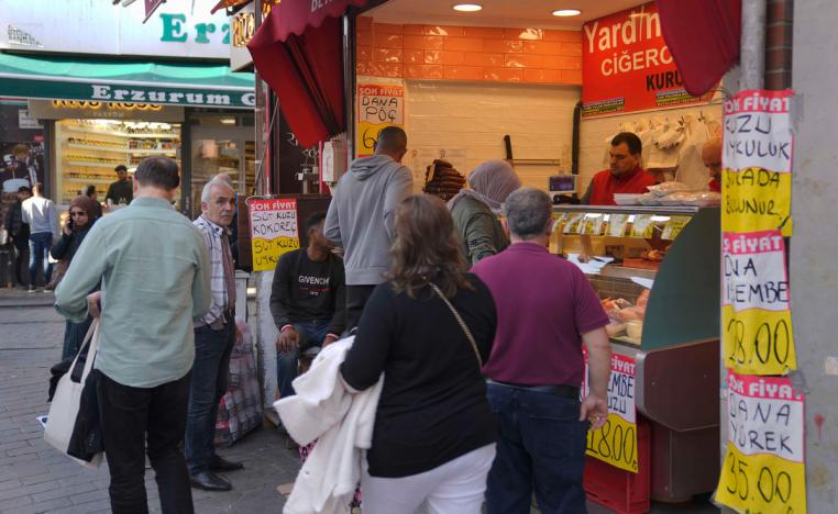 الأتراك يرزحون تحت وطأة التضخم 