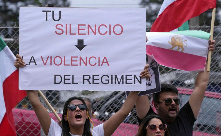 إيران تستند إلى سوابق ناجحة في توظيف دبلوماسية الرهائن  