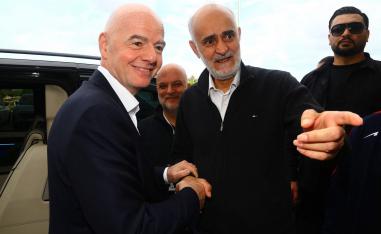 النائب الأول لرئيس الاتحاد الإيراني لكرة القدم، مهدي محمد نبي، يصافح رئيس الاتحاد الدولي لكرة القدم (فيفا)، جياني إنفانتينو، ق