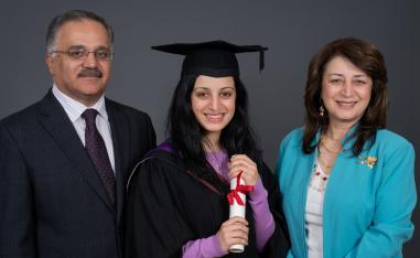 دنيا الزبيدي (وسط)، هيثم الزبيدي يسار، منال الزبيدي يمين