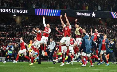 Arsenal players celebrating their win with their fans