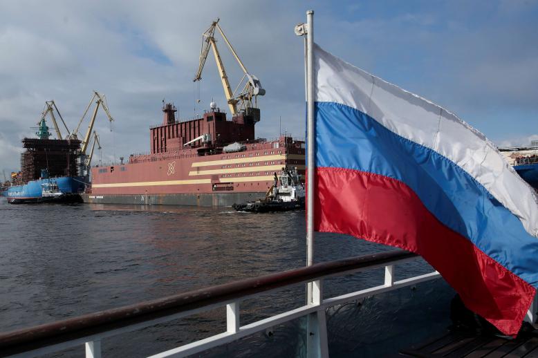 سفينة اكاديمك لومونوسوف في خلفية علم روسيا 