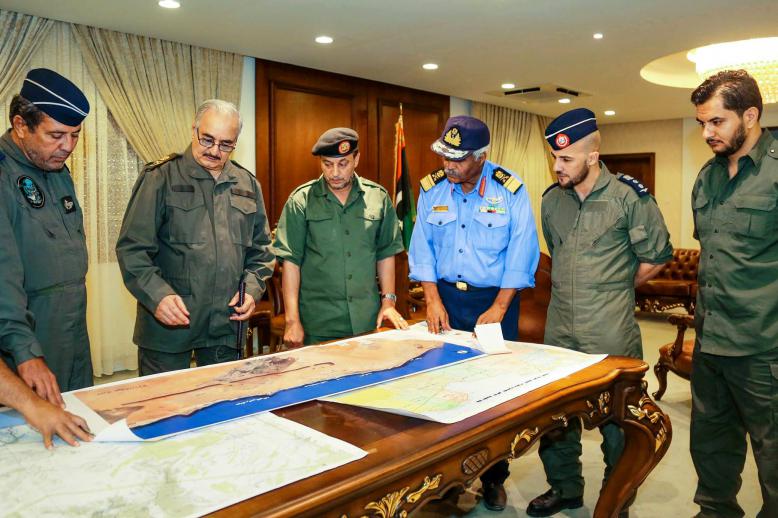 المشير خليفة حفتر قائد الجيش الوطني الليبي يتابع مع القيادات العسكرية عملية تحرير درنة