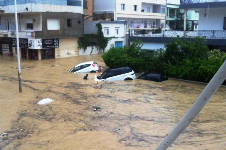 سيول اجتاحت محافظة نابل جرفت سيارات وغمرت المنازل 