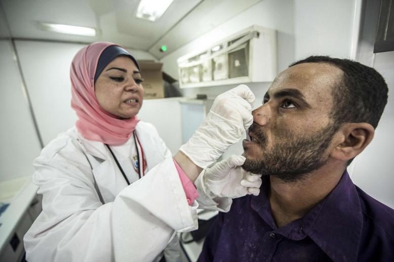 ممرضة تفحص مواطنا مصريا ضمن الحملة على فيروس سي