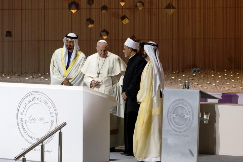 البابا فرنسيس وشيخ الأزهر أحمد الطيب يتوسطان الشيخ محمد بن زايد آل نهيان والشيخ محمد بن راشد آل مكتوم  