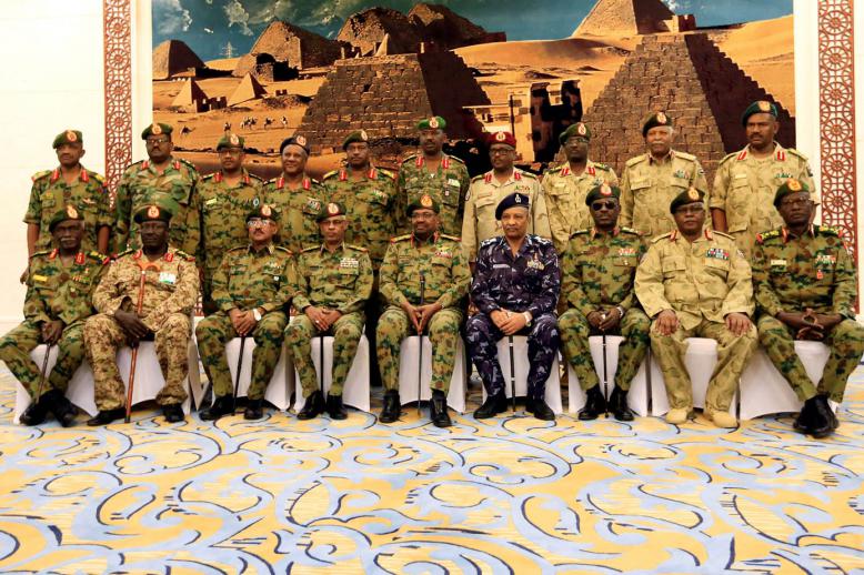 الرئيس السوداني مع حكام الولايات السودانية