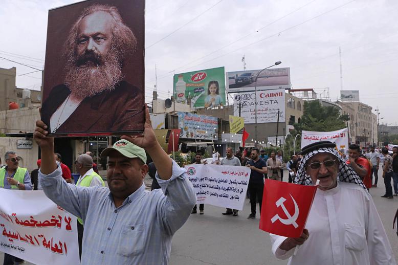 عراقيون يرفعون صورة لكارل ماركس وسط بغداد بمناسبة عيد العمال