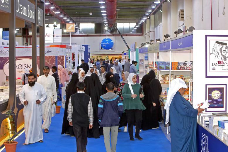 زوار في معرض الكويت الدولي للكتاب