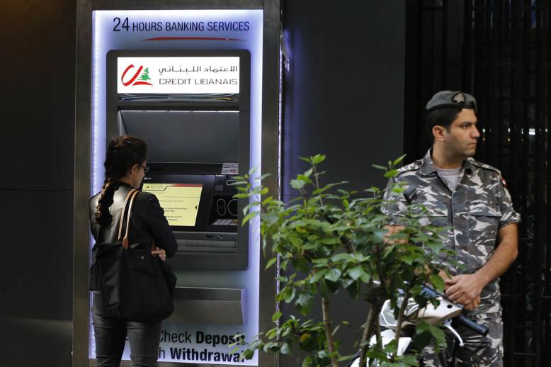 لبنانية تحاول سحب اموال من ماكنة صرف الية في بيروت