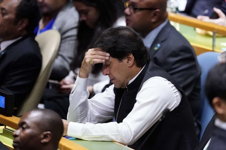 عمران خان أول رئيس وزراء لباكستان يطاح به في اقتراع على حجب الثقة