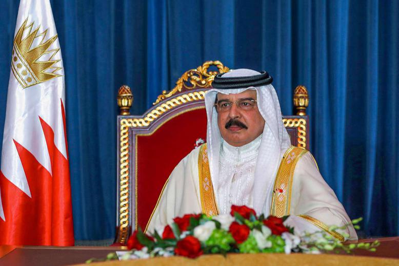 العاهل البحريني يشدد على المضي في النهج الديمقراطي