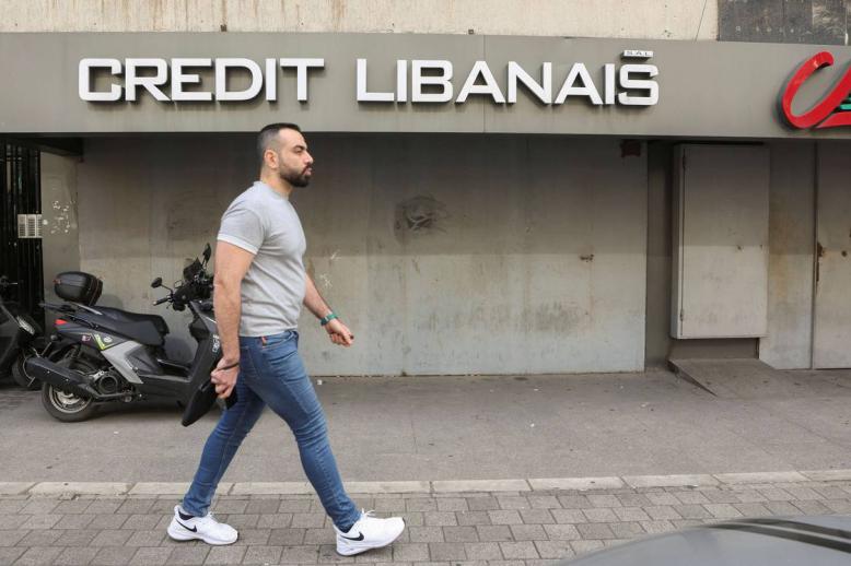 لبناني أمام مؤسسة مصرفية مغلقة في بيروت