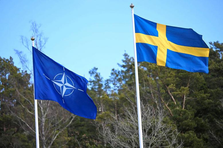 راية حلف الناتو مع العلم السويدي