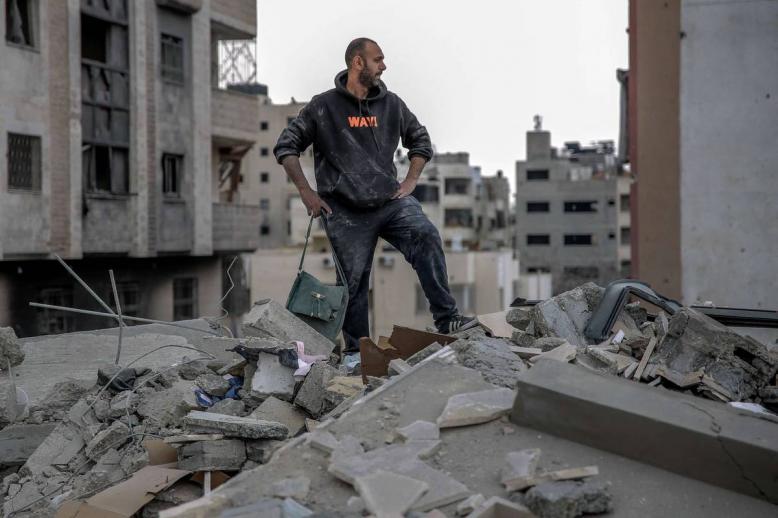 فلسطيني يقف على أطلال منزله المدمر في غزة