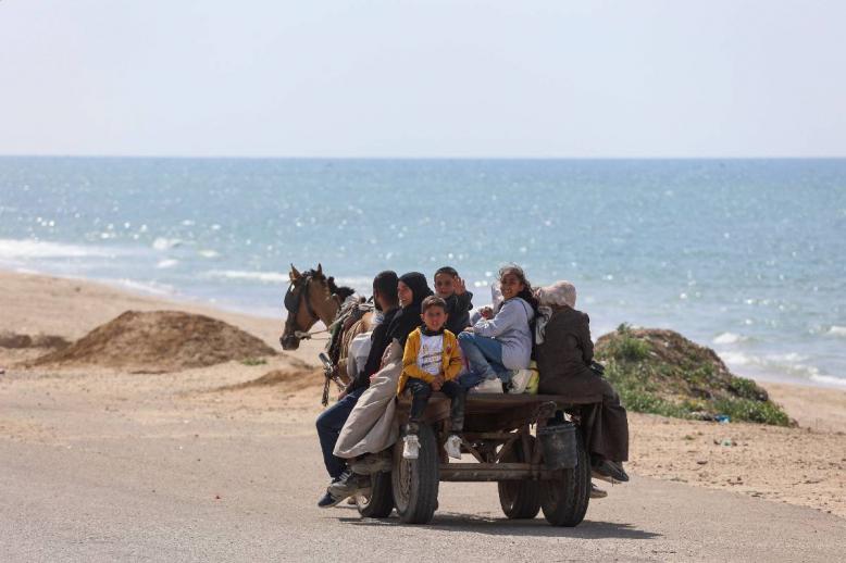 عائلة فلسطينية على ساحل غزة