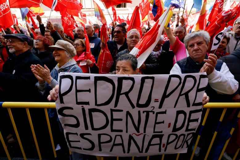 أنصار الحزب الاشتراكي الإسباني يرون في بقاء سانشيز ضمانة لاستقرار بلادهم   