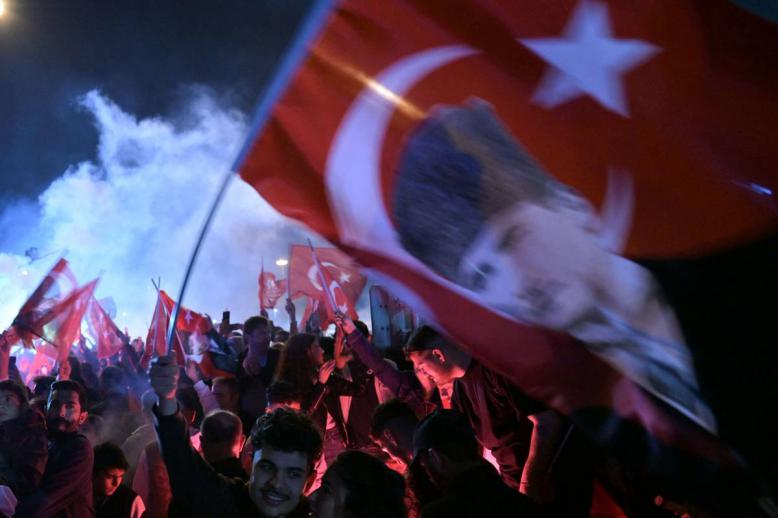 أتراك يحتفلون بعد هزيمة حزب أردوغان في الانتخابات المحلية
