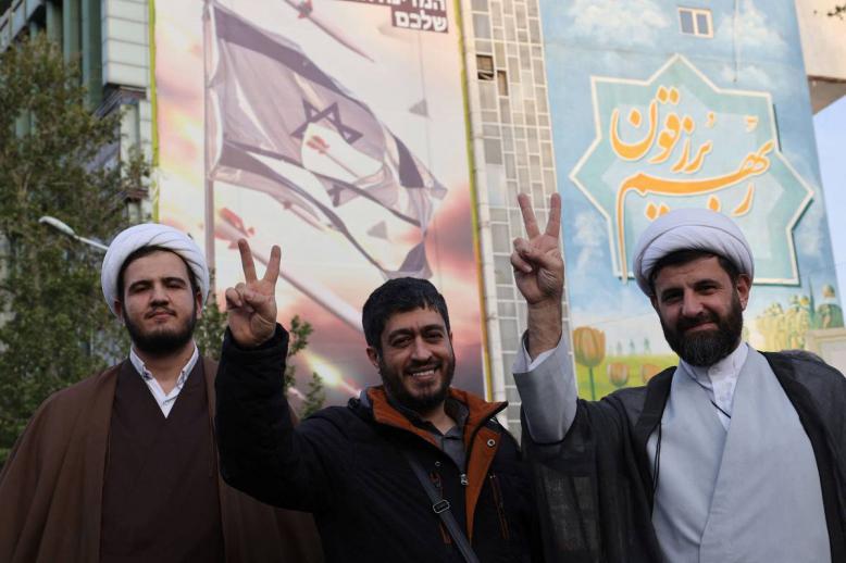 إيرانيون يحتفلون بالهجوم الصاروخي على إسرائيل