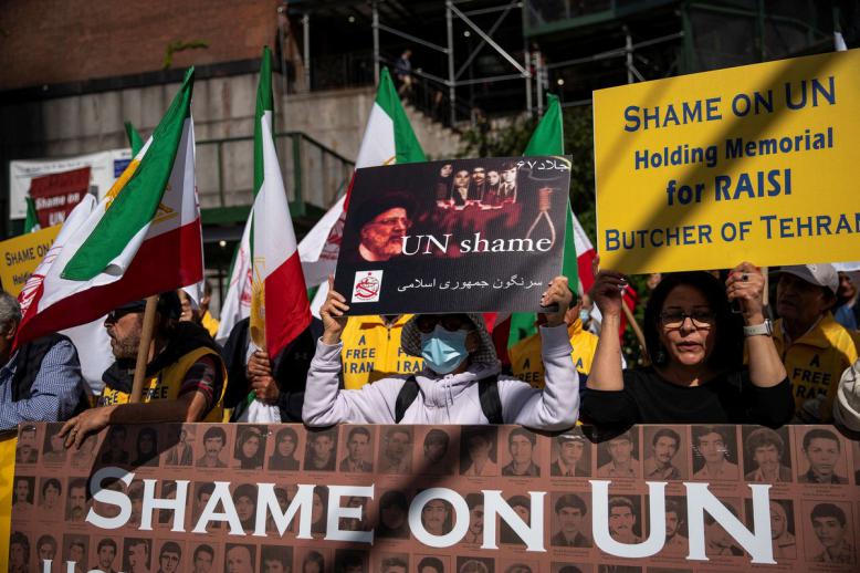 عشرات من معارضي النظام الإيراني يهتفون "عار على الأمم المتحدة" 