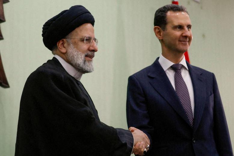 الرئيس الإيراني الراحل إبراهيم رئيسي في صورة أرشيفية مع الرئيس السوري بشار الأسد