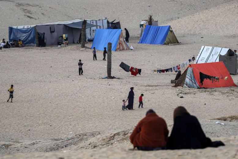 أسر فلسطينية في مخيمات على ساحل رفح