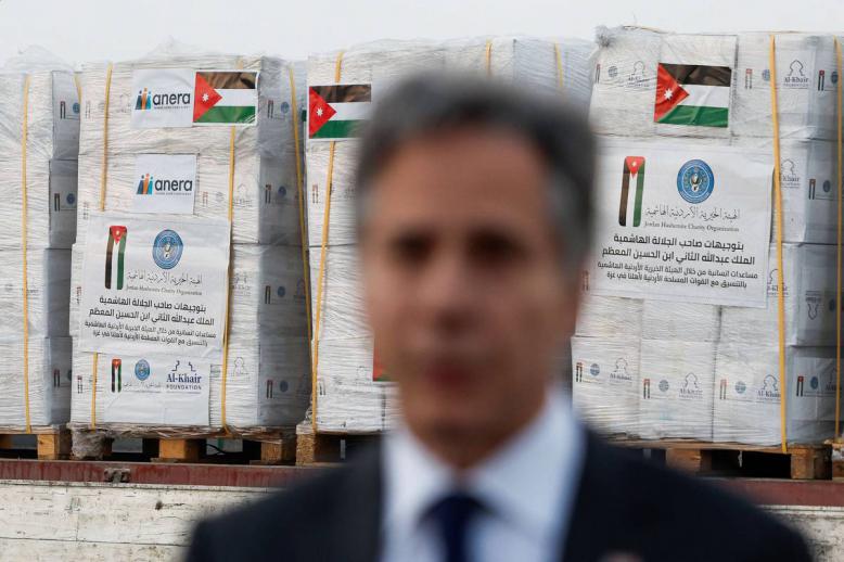 وزير الخارجية الأميركي انتوني بلينكن أمام قافلة مساعدات أردنية إلى غزة