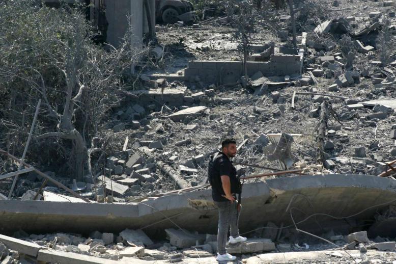 رجل أمن لبناني أمام مبنى مدمر استهدفته الطائرات الإسرائيلية في جنوب لبنان