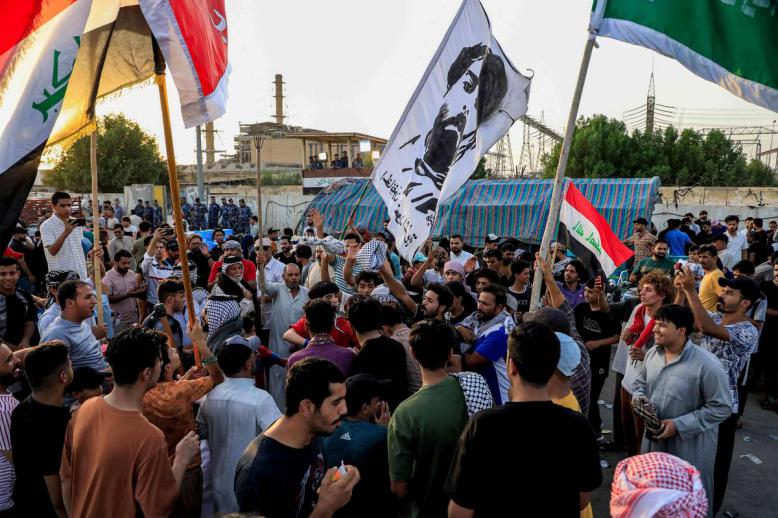 تظاهرة عراقية أمام محطة توليد الكهرباء في الناصرية احتجاجا على قطع الكهرباء