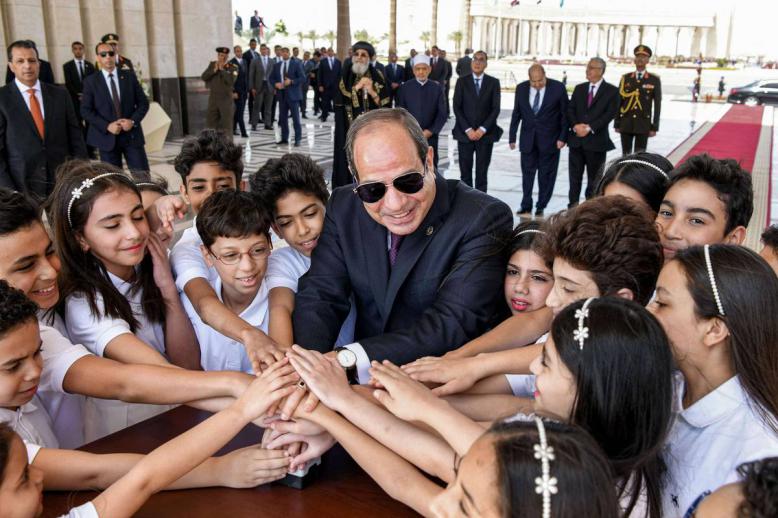 الرئيس المصري عبدالفتاح السيسي مع أطفال