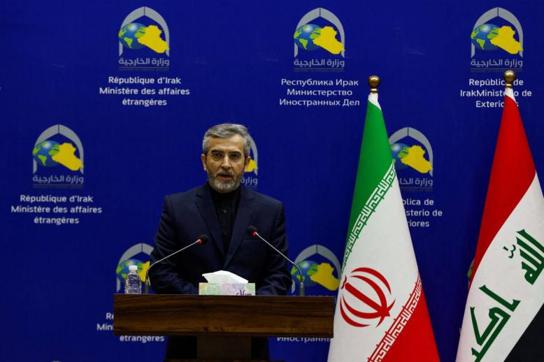 وزير الخارجيّة الإيراني بالوكالة علي باقري كني في مؤتمر صحفي في بغداد
