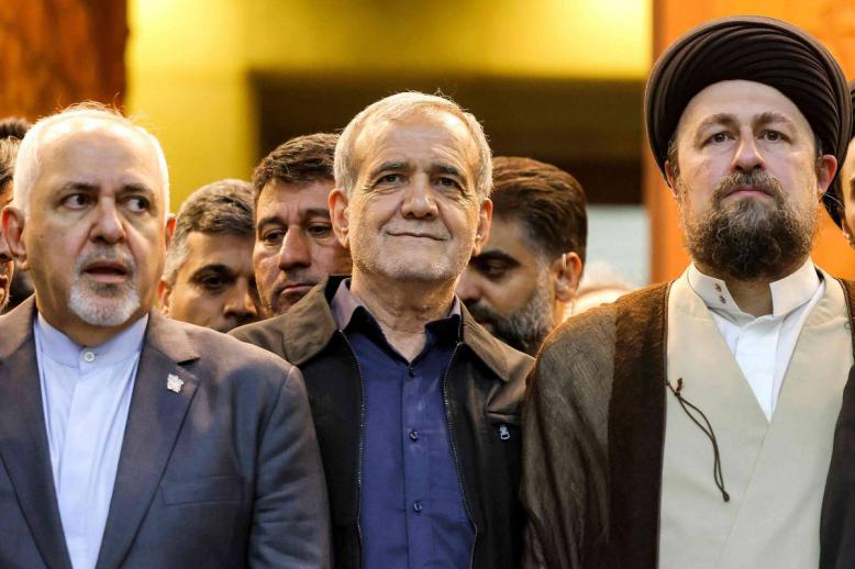 الرئيس الإيراني المنتخب مسعود بيزشكيان مع حسن الخميني حفيد آية الله الخميني ومحمد جواد ظريف وزير الخارجية الإيراني الأسبق