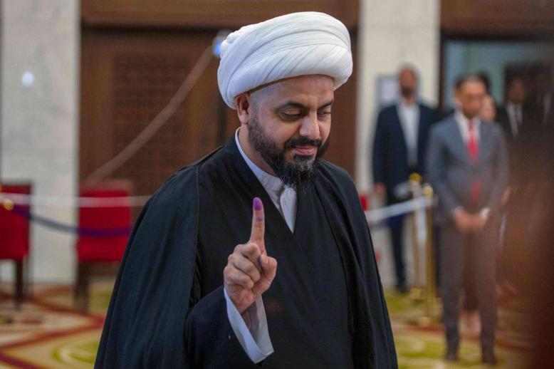 رئيس ميليشيا كتائب الحق الولائية قيس الخزعلي يصوت في الانتخابات العراقية
