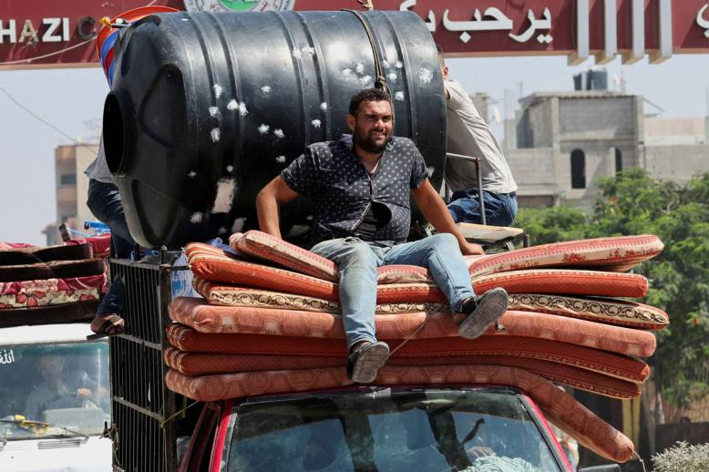 فلسطينيون يغادرون مخيم المغازي للاجئين في غزة بعد انذار إسرائيلي