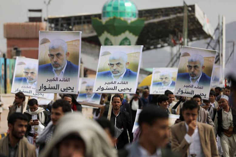 متظاهرون يمنيون في صنعاء يرفعون صور زعيم حماس الجديد يحيى السنوار