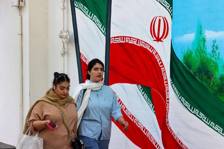 إيرانيون في طهران