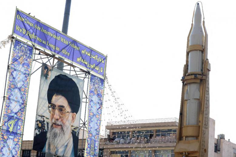 جدارية للمرشد الأعلى في طهران أثناء استعراض عسكري