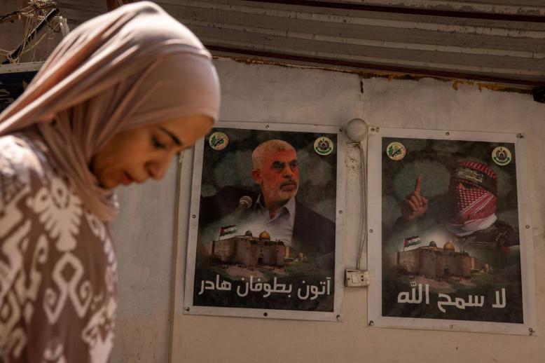 صور ليحيى السنوار وأبو عبيدة في مخيم للاجئين في لبنان