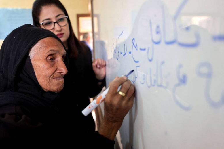 عجوز مصرية في درس من دروس محو الأمية في ريف محافظة المنوفية
