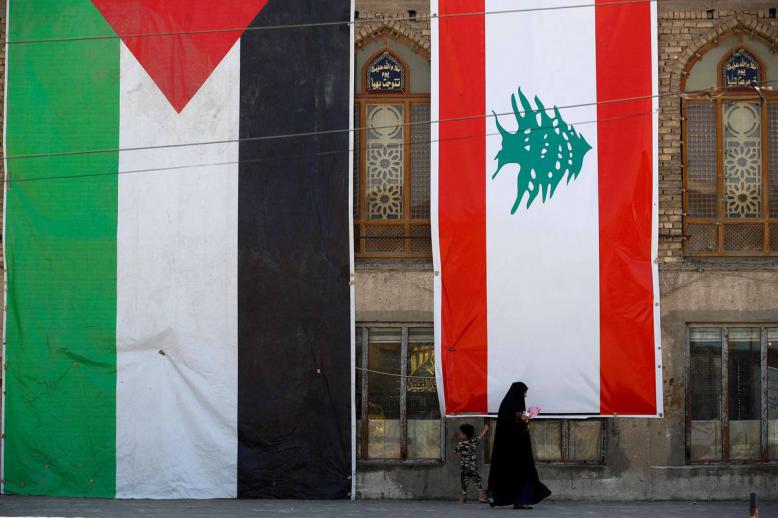 عراقيون أمام جامع يرفع اعلاما لفلسطين ولبنان