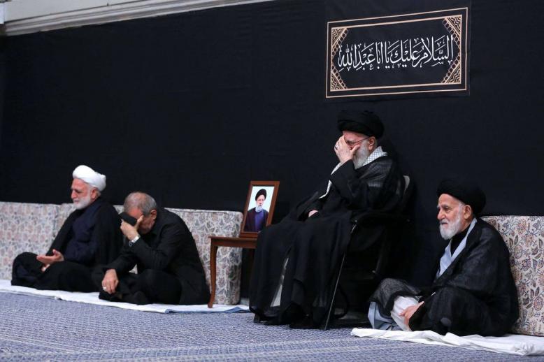 المرشد الإيراني الأعلى علي خامنئي مع الرئيس مسعود بزشكيان خلال احياء مراسم عاشوراء