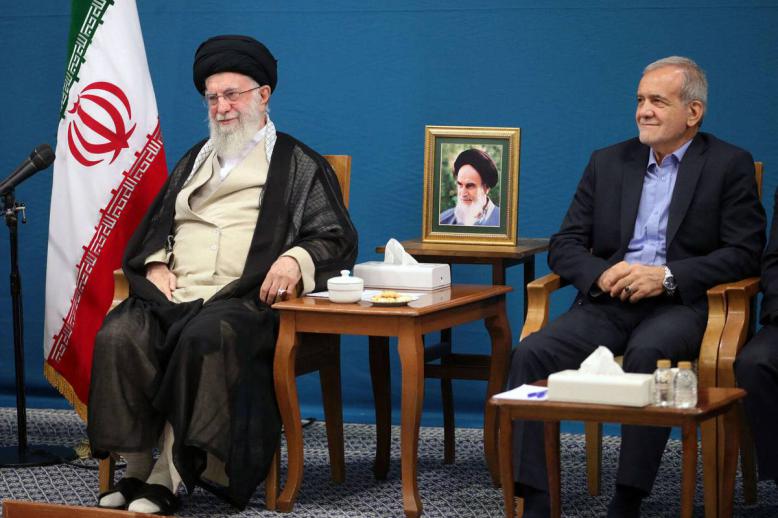 المرشد الأعلى علي خامنئي يستقبل الرئيس الجديد مسعود بزشكيان