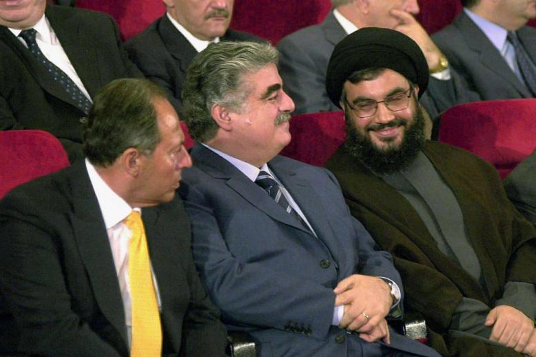 رئيس الوزراء اللبناني رفيق الحريري يتوسط الرئيس اللبناني أميل لحود وأمين عام حزب الله حسن نصرالله (2001)
